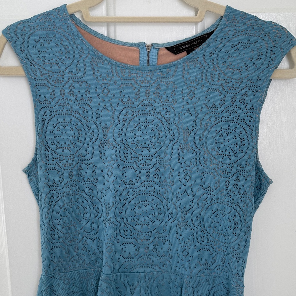 BCBGMaxAzria Teal Blue Lace Peplum Sleeveless Blouse - Size Medium - Picture 2 of 8